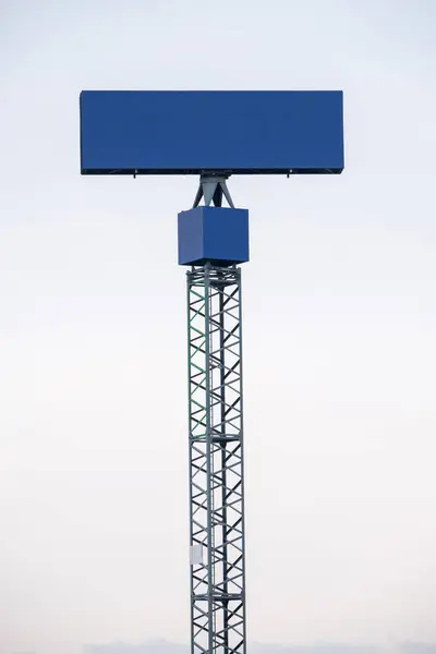 Blank Gromadzenie Billboard Przeciwko Błękitne Niebo — Zdjęcie stockowe