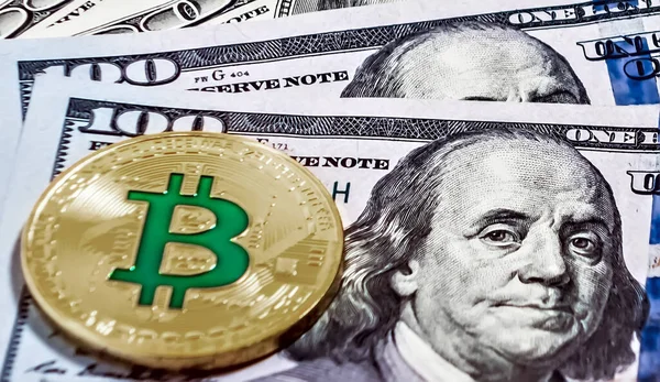 Gold Bitcoin Münze Hundert Dollar Scheine — Stockfoto