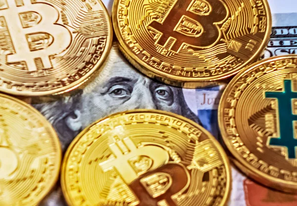 Bitcoin Goldmünze Makro Porträt Von Benjamin Franklin Über Den Dollar — Stockfoto