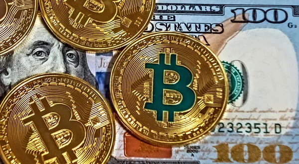 Gold Bitcoin Münze 100 Dollar Scheine — Stockfoto
