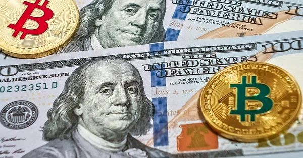 Gold Bitcoin Münze Aus Dollarscheinen — Stockfoto