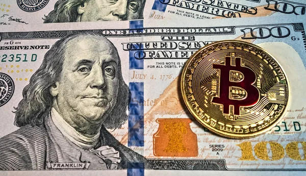 Gold Bitcoin Münze Von Dollarscheinen Makro Porträt Von Benjamin Fra — Stockfoto