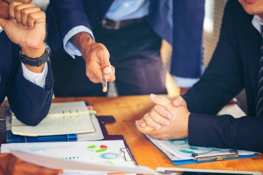 Bir grup iş adamı toplantı planlıyor.