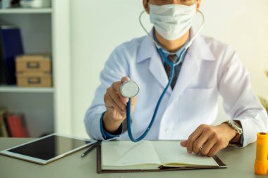 Ciddi şekilde çalışan genç bir doktorun portresi.