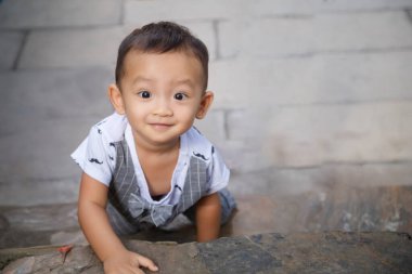 Mutlu çocuk gülümsüyor ve hayatından zevk alıyor.