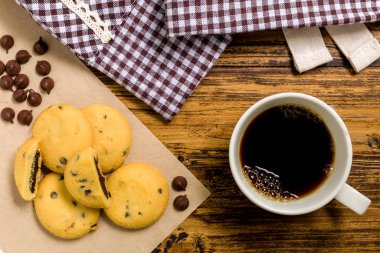 Kahve arkaplanlı Lezzetli Atıştırmalık 'ın yakın çekim görüntüsü   