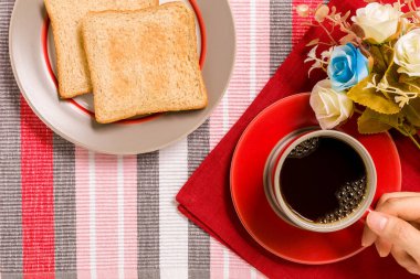 Rahatlatıcı kavram arka plan, kadın eli kahve fincanı tutuyor.