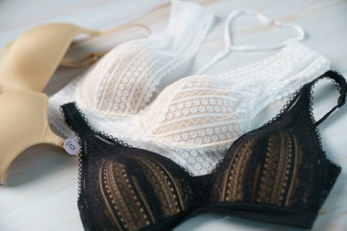 Beyaz mermer arka planda farklı renk sutyenler.