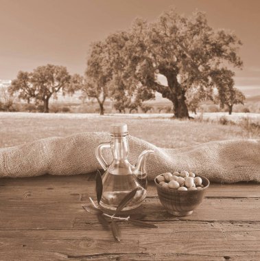 Tahta masada meyveli zeytin yağı.