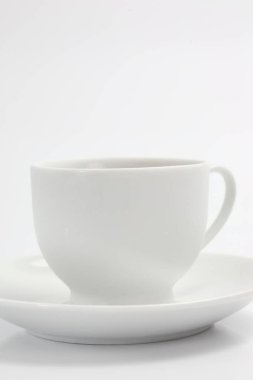 Beyaz arkaplanda fincan ve fincan tabağı