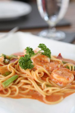 Restoranda beyaz masada karidesli makarna..