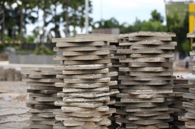 Arkaplanda inşaat alanındaki beton blok