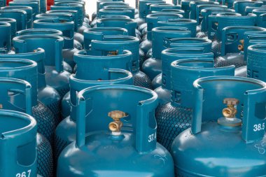 LPG benzin şişesi satılmaya hazır, lpg benzin şişeleri dolduruluyor.