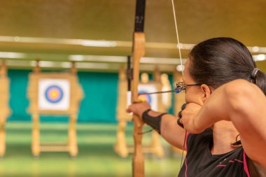 Okçuluk bir spor disiplini olarak salonda ve doğada çalıştırın. En iyi atış için rekabet hedeflere bir ok