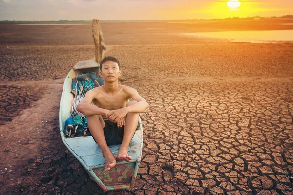 Trauriger Junge Der Auf Einem Boot Sitzt Das Trockenem Boden — Stockfoto