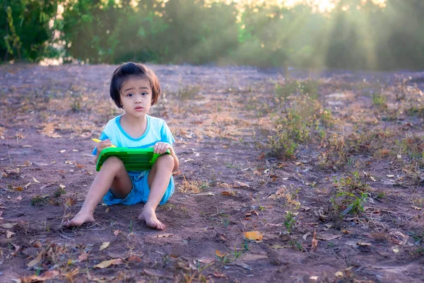 Les Enfants Asiatiques Assoient Dessinent Sur Une Planche Dessin Milieu — Photo