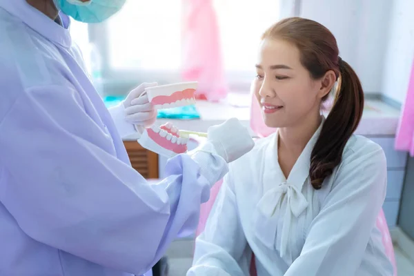 Dentista Está Demostrando Cómo Cepillar Los Dientes Para Los Pacientes —  Fotos de Stock