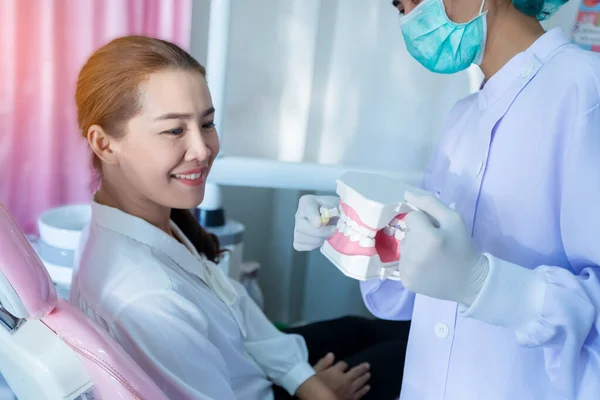 牙医正在演示如何为病人刷牙 — 图库照片