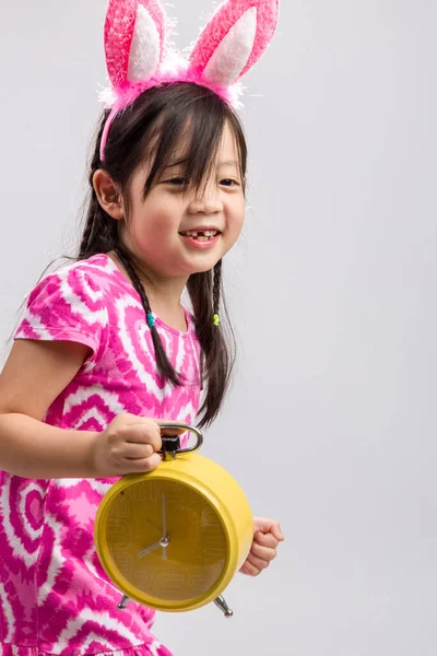 Azji Mała Dziewczynka Trzyma Zegar Czas Concept Tło — Zdjęcie stockowe