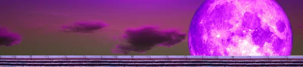 Lua Panorâmica Luar Volta Telhado Superior Nuvem Escura — Fotografia de Stock