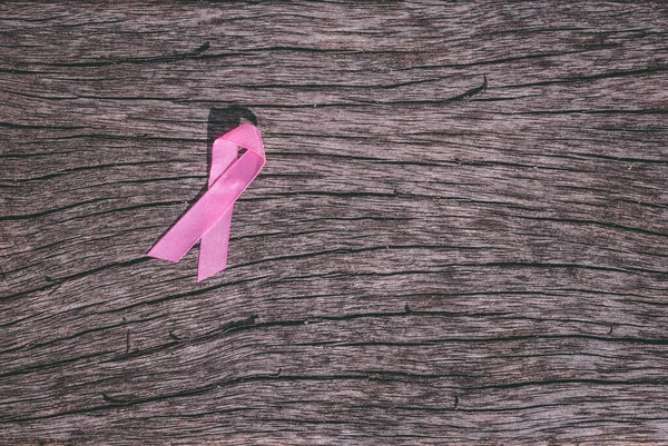 Rosa Brustkrebs Bewusstseinsband Auf Holz Hintergrund — Stockfoto