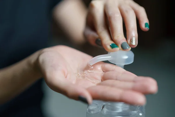 Handen Met Behulp Van Washand Reinigingsmiddel Gel Pomp Dispenser — Stockfoto