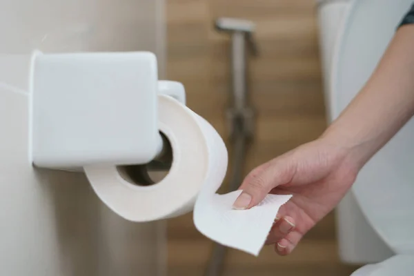 Hand Pulling Roll Toilet Paper Tissue — Foto Stock