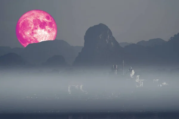 Полная Луна Облаках Туман Ночном Небе Горах — стоковое фото