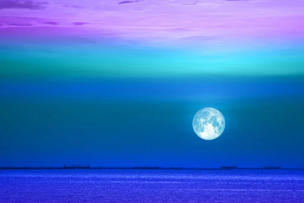 Bock Mond Zurück Auf Haufen Rote Wolke Nachthimmel — Stockfoto