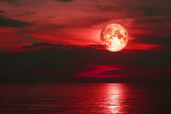 Roter Störmond Zurück Auf Silhouettenwolke Sonnenuntergangshimmel — Stockfoto
