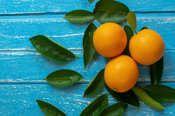 木のテーブルの上に新鮮なオレンジ — ストック写真