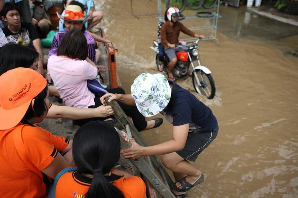 Bangkok Thailand January 2017 People Flood Road — Stock Photo, Image