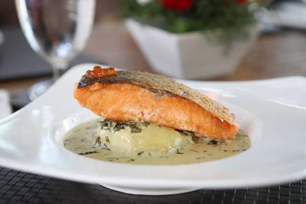 stock image Grilled salmon with wakame sauce 