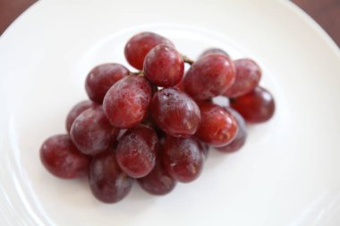 Beyaz bir tabak taze üzüm