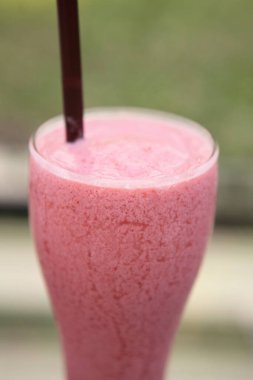 Bardaktaki taze smoothie 'nin yakın çekimi.