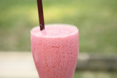 Bardaktaki smoothie 'ye yaklaş.