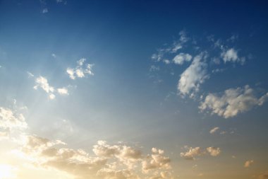 Gökyüzünde güzel bulutlar, bulutlu arkaplan 