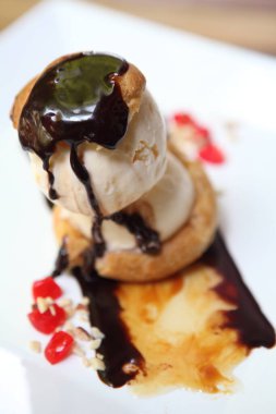 beyaz zemin üzerine mavi haplar 