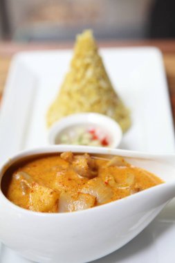 Lezzetli körili pirinç yemeğinin yakın plan görüntüsü  