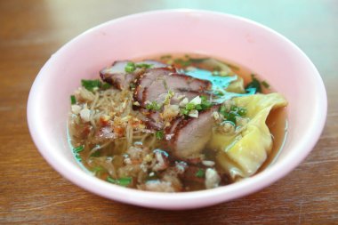 Erişte ve börek, yakın çekim. 