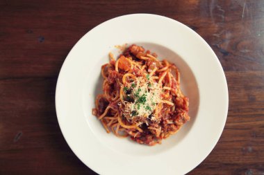 Arka planda spagetti bolonez, yakın plan.