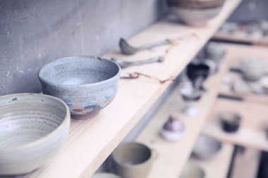 Arka plandaki odada kil çömlek, kapat