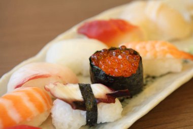 Suşiyi karıştır. Lezzetli Japon deniz ürünleri konsepti