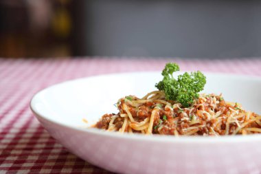 Arka planda spagetti bolonez, yakın plan.