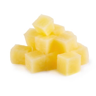 Üzerinde izole patates kızartması için hazırlanan çiğ patates dilimlenmiş şeritler