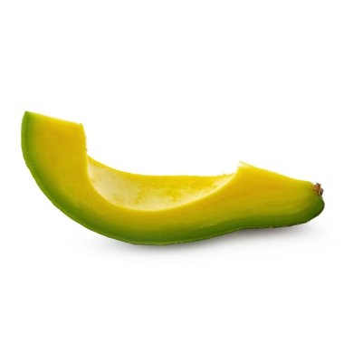 Avokado dilimi beyaz arkaplanda izole edilmiş..