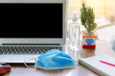 Sterilize bir maskeyle evden çalışmak. gözaltı sırasında.