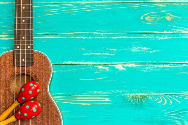 Ukulele 'nin Tahta Arkaplan' daki üst görünümü, Ukulele Müzik Enstrümanı     