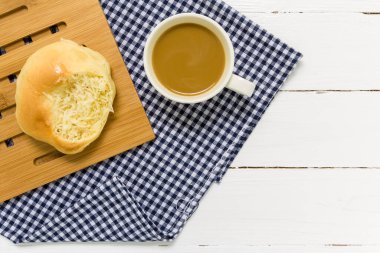 Kahve fincanlı hindistancevizi ekmeği.