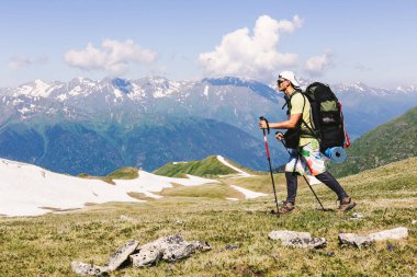 Dağlarda erkek dağcı
